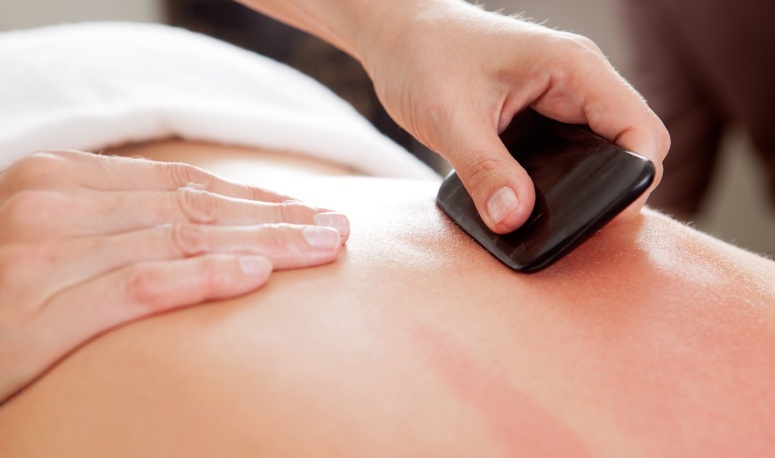 如何使用刮痧板